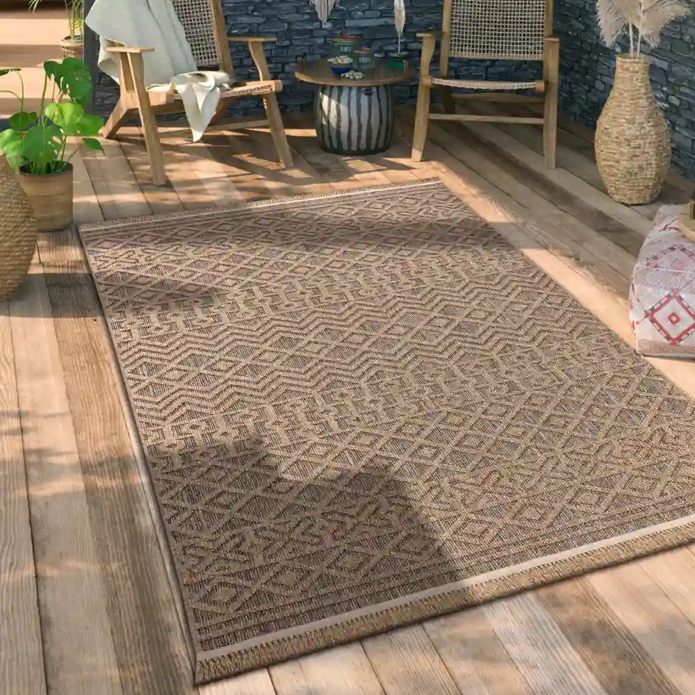 Eco-friendly outdoor carpet with geometric design